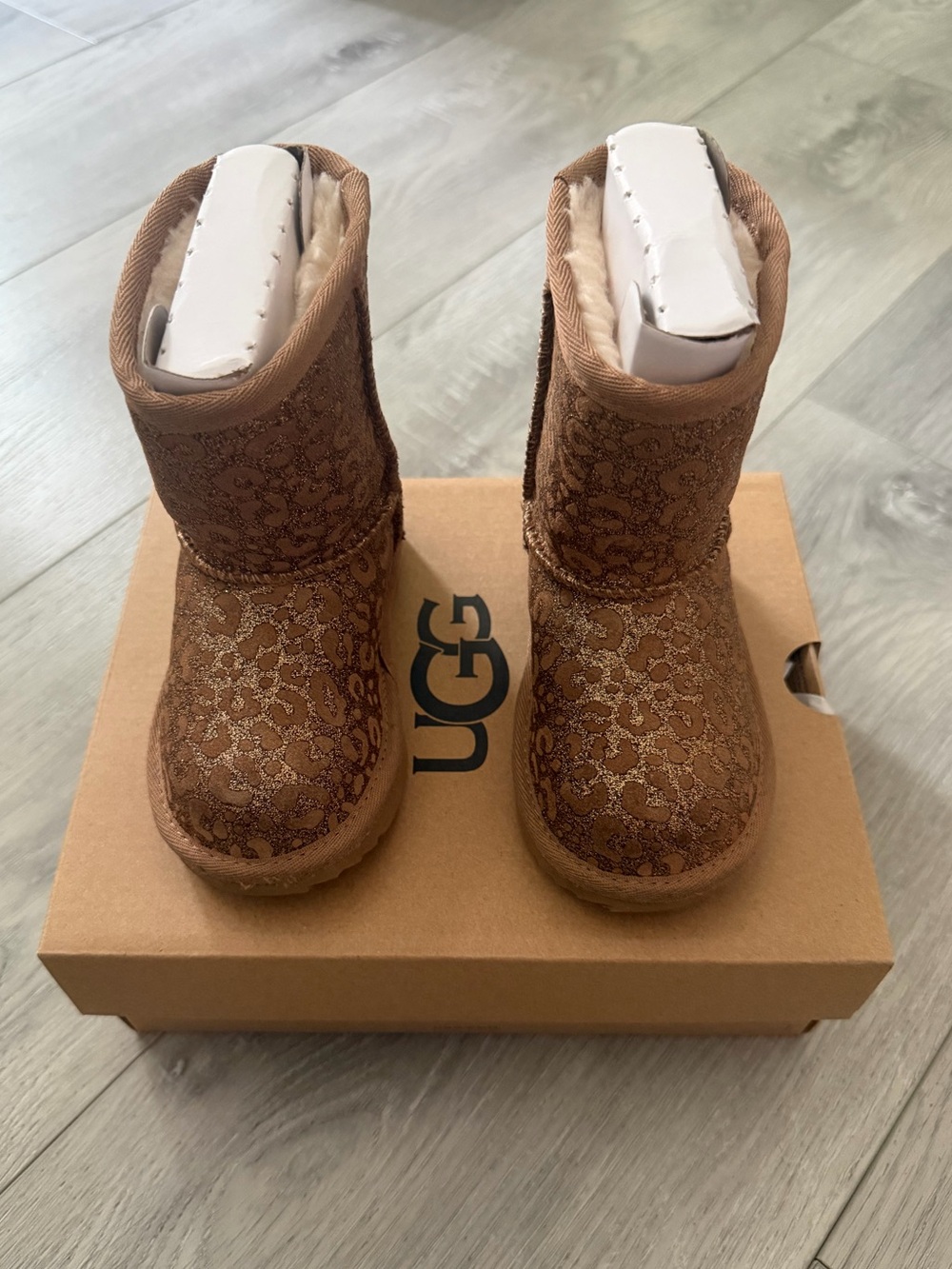 UGG Girls Chestnut Glitter Leopard Classic Short Boots